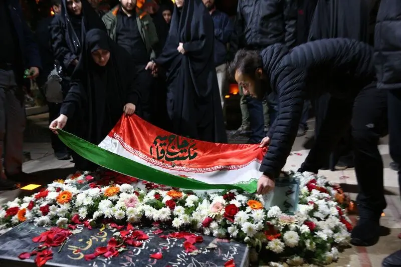 تصاویری از فرزندان حاج قاسم با سنگ مزار جدید پدر