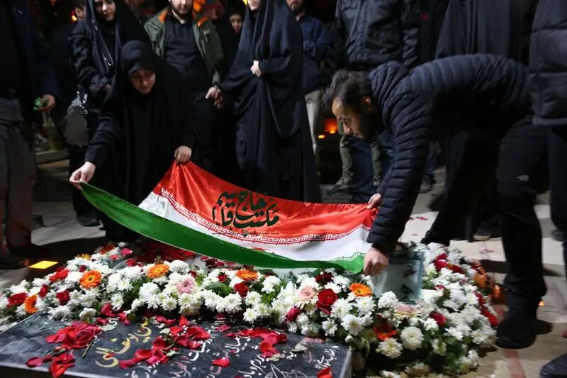 تصاویری از فرزندان حاج قاسم با سنگ مزار جدید پدر