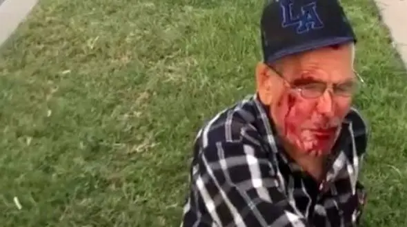 زن وحشی پیرمرد را هنگام خواندن کتاب مقدس کتک زد+ تصاویر