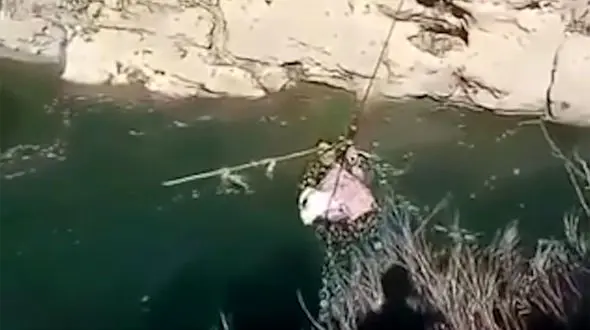 فیلم لحظات دلهره آور عبور زن جوان و نوزادش از رودخانه ای بزرگ در بویر احمد