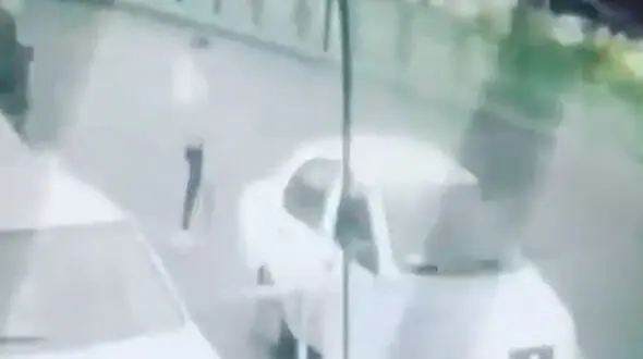 فیلم باورنکردنی از موبایل قاپی راننده تیبا / دزد حرفه ای بود 