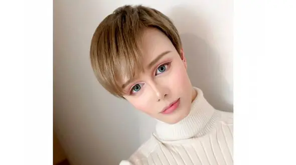 عکس عروسکی  پسر 24 ساله  مشهور / او می گوید جراحی پلاستیک نکرده است