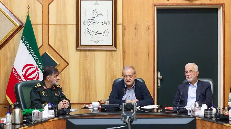 دیدار دکتر مسعود پزشکیان با فرماندهان فراجا و بازدید از ستاد فرماندهی انتظامی در سه شنبه 15 مهر 1404
