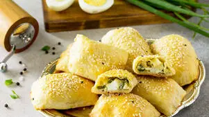 شام اقتصادی و سریع؛ طرز تهیه پیراشکی پیازچه و تخم مرغ
