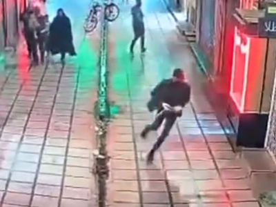 فیلم سرقت برق‌آسا از طلافروشی در میاندوآب / پلیس در جست‌وجوی سارق نقابدار 