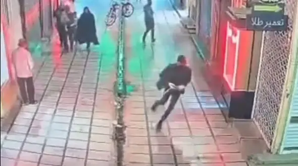 فیلم سرقت برق‌آسا از طلافروشی در میاندوآب / پلیس در جست‌وجوی سارق نقابدار 