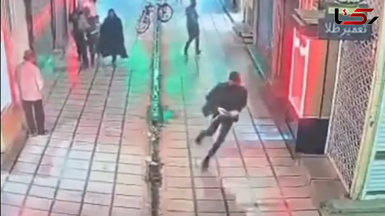 فیلم سرقت برق‌آسا از طلافروشی در میاندوآب / پلیس در جست‌وجوی سارق نقابدار 