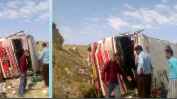 واژگونی مرگبار مینی بوس در جاده تکاب + عکس 