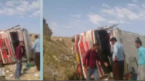 واژگونی مرگبار مینی بوس در جاده تکاب + عکس 
