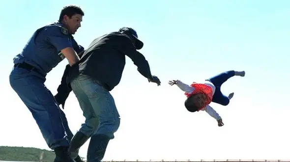عکس لحظات دلهره آور برای نجات دختر بچه / پدر بی رحم کودکش را از پشت بام با پایین پرت کرد! / 14+
