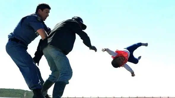 عکس لحظات دلهره آور برای نجات دختر بچه / پدر بی رحم کودکش را از پشت بام با پایین پرت کرد! / 14+