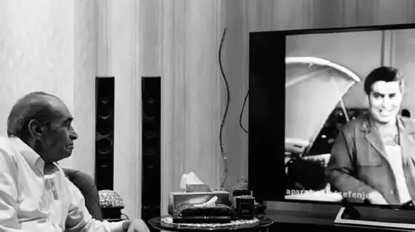 فیلم آواز شاد /  استاد ایرج به یاد قدیم درحال تماشا مو طلایی با هنرنمایی فردین و اشک تو چشم 