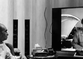 فیلم آواز شاد /  استاد ایرج به یاد قدیم درحال تماشا مو طلایی با هنرنمایی فردین و اشک تو چشم ...