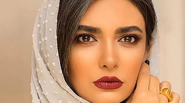 فیلم / نگاهی به چیدمان خانه مجلل لیندا کیانی بعد عروسی با داماد جذابش و تولد دوقلوهایش از مبلمان مدرن و پرده‌های اعیانی تا عضو ثابت خونه‌های ایرانی، گل شمعدونی