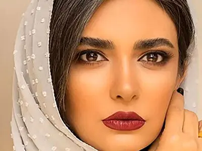 فیلم / نگاهی به چیدمان خانه مجلل لیندا کیانی بعد عروسی با داماد جذابش و تولد دوقلوهایش .../ از مبلمان مدرن و پرده‌های اعیانی تا عضو ثابت خونه‌های ایرانی، گل شمعدونی