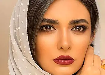 فیلم / نگاهی به چیدمان خانه مجلل لیندا کیانی بعد عروسی با داماد جذابش و تولد دوقلوهایش .../ از مبلمان مدرن و پرده‌های اعیانی تا عضو ثابت خونه‌های ایرانی، گل شمعدونی