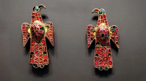 کشف عقاب‌ های جواهرنشانی ناب از یک گور باستانی