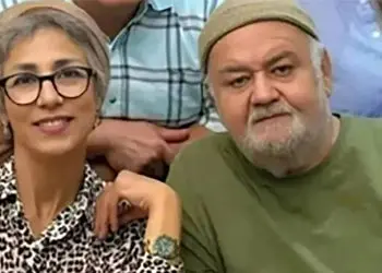نگاهی به چیدمان گوشه ای از اتاق خواب اکبر عبدی و همسر خوش سلیقه اش شبی که علی دایی برای عیادت مهمان منزلشان بود/ رخ اعیانی پسند پرده و آباژور طلایی روی میز منبت کاری شده