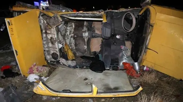 تصاویری عجیب از تاکسی پیکان چپ شده در جاده مشهد / 4 تن مصدوم شدند