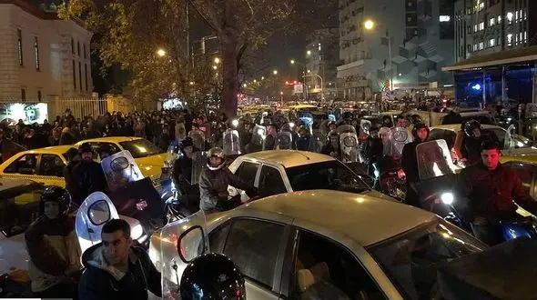 ترافیک و مختل شدن عبور و مرور در چهارراه ولیعصر تهران