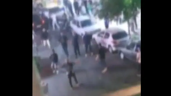 فیلم لحظه درگیری خونین بین اوباش قداره کش در خاک سفید تهران ! / تشکر شهروندان از اقدام فوری پلیس تهران !