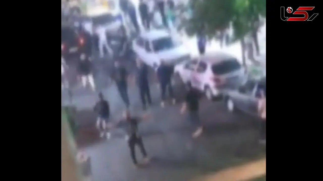 فیلم لحظه درگیری خونین بین اوباش قداره کش در خاک سفید تهران ! / تشکر شهروندان از اقدام فوری پلیس تهران !