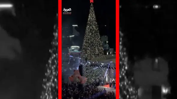 فیلم روشن شدن درخت کریسمس در بیت لحم پس از دو سال جنگ