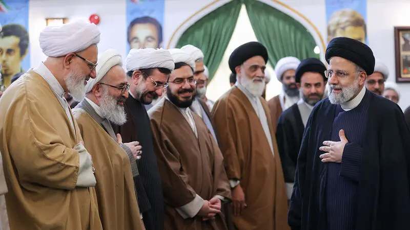  آیت‌الله سید ابراهیم رئیسی در پنجمین نشست رمضانی خود بعد از ظهر یکشنبه با جمعی از «علما و روحانیون حوزه‌های علمیه ، ائمه جماعات و نخبگان جامعه روحانیت» به گفتگو نشست.