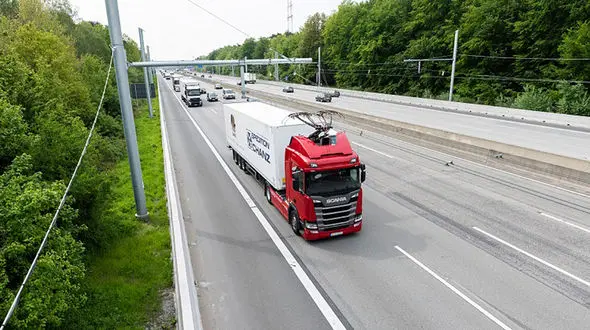 راننده تریلی پل را از جا کند + فیلم له شدن خودروها در خیابان