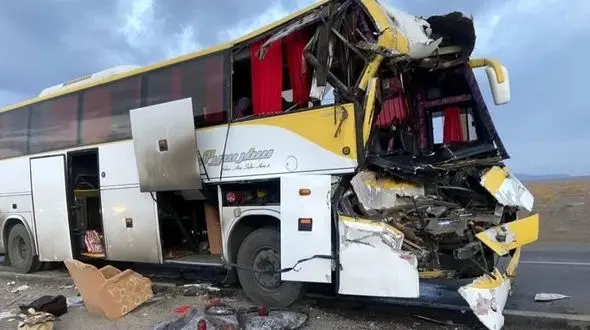 حادثه تلخ در جاده سبزوار / برخورد اتوبوس با تریلی 28 نفر را روانه بیمارستان کرد