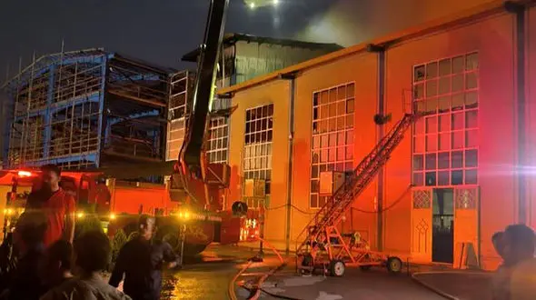 تداوم آتش‌ سوزی در شهرک صنعتی نور / انتقال مصدومان به مراکز درمانی + فیلم