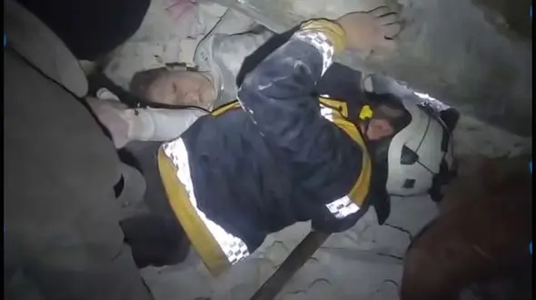 صحنه های دلخراش از لحظه نجات یک نوزاد شیر خواره سوری از زیر آوار + فیلم