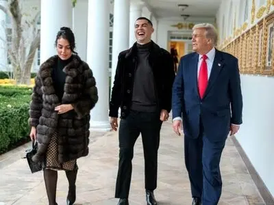 فیلم دیده نشده از رقص محلی رونالدو در کنار ترامپ و بن سلمان وسط کاخ سفید با عصا / ماشالا چه میکنن این سه حریف