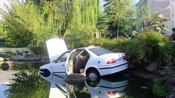 سقوط خودرو سواری در برکه پارک شهری+ عکس