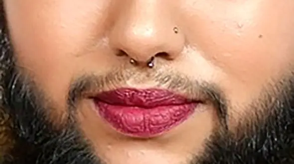 این زن زیبا ملکه پشمالوی جهان شد / سبیل مردانه هم دارد!