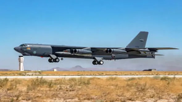 فیلم ورود بمب‌افکن های B-52 ایالات متحده آمریکا به پایگاه هوایی العدید قطر 