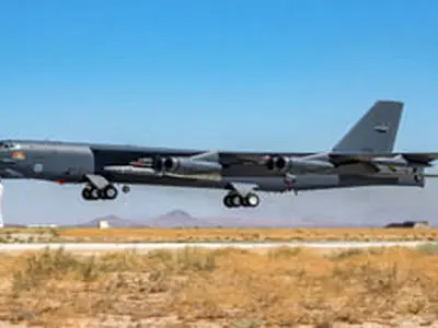 فیلم ورود بمب‌افکن های B-52 ایالات متحده آمریکا به پایگاه هوایی العدید قطر 