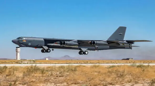 فیلم ورود بمب‌افکن های B-52 ایالات متحده آمریکا به پایگاه هوایی العدید قطر 