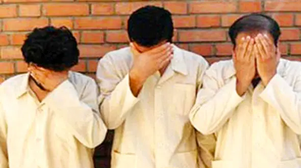 افسون های یک زن  برای شکار رانندگان هوسران کافی بود ! / فیلم سیاه در خلوتگاه زنانه !