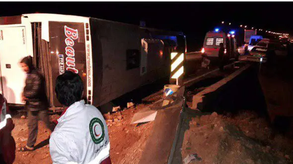 اولین عکس از اتوبوس واژگون شده در کرمان +  جزئیات تلفات 