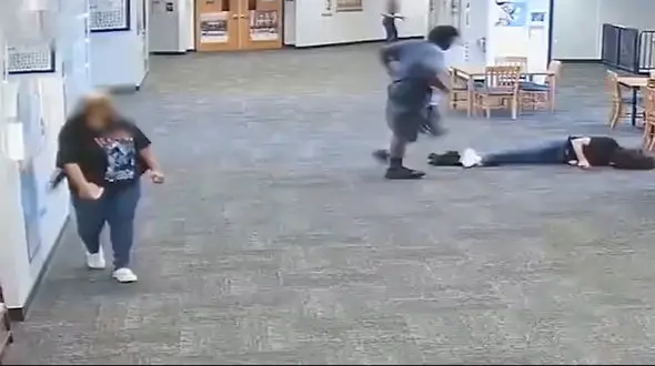 ببینید / حمله وحشیانه یک دانش‌ آموز با مشت و لگد به معلمش + فیلم