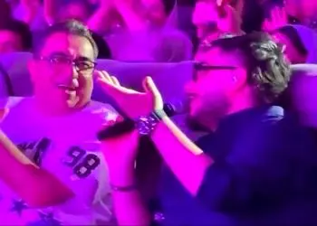 فیلم / خوانندگی پدر آرون افشار در کنسرت پسرش! 