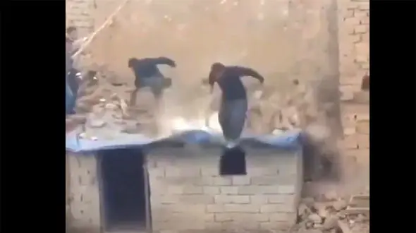 فیلم گاف احمقانه 2 مرد در تخریب یک سازه قدیمی !