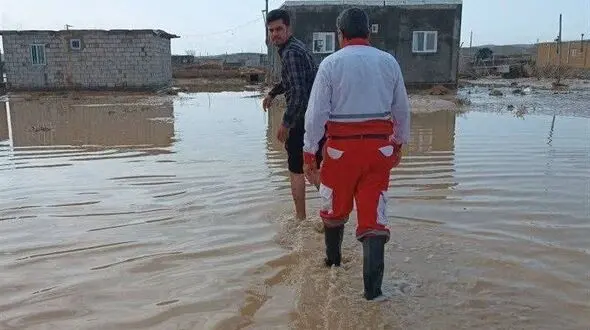 نجات معجزه‌آسای 5 خانواده گرفتار در سیل هرمزگان + فیلم