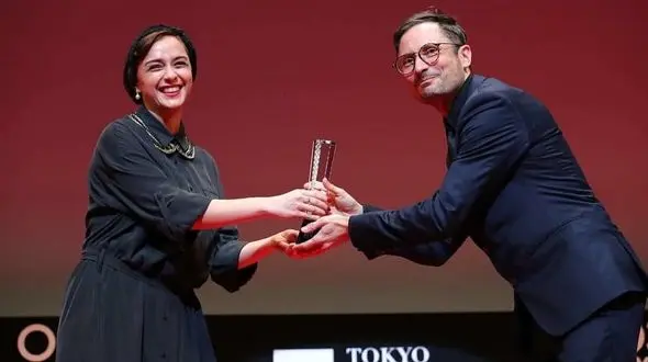 پوشش جالب ترانه علیدوستی در زمان اهدای جایزه بهترین بازیگر مرد جشنواره توکیو + عکس