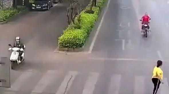 ببینید /  فیلم لحظه وحشتناک برخورد موتورسیکلت با یک زن