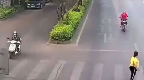 ببینید /  فیلم لحظه وحشتناک برخورد موتورسیکلت با یک زن