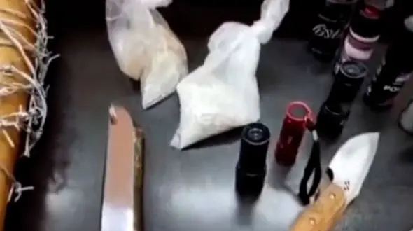 از گرز خاردار تا چراغ قوه های شوکردار ، سلاح و ابزارهای عجیب تروریست ها در شاهرود + فیلم