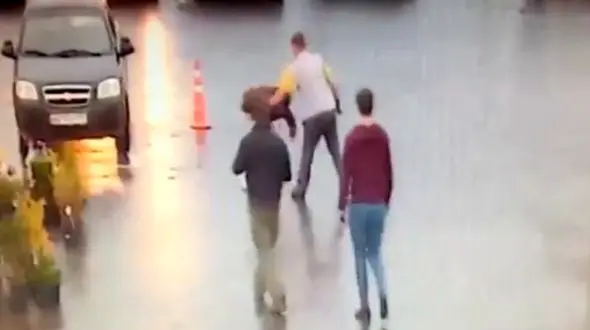 مشتری ناراضی ، آرایشگرش را کشت! + فیلم