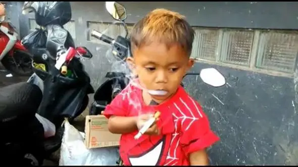 کودک 2 ساله روز 2 پاکت سیگار می کشد+عکس